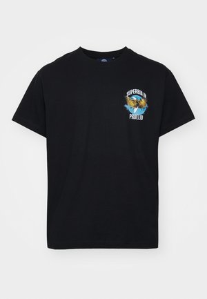 Sort T-shirt i bomuld med et grafisk print af en ørn, blå accenter og hvid tekst, der står "SUPERBIA IN PROELIO" på fronten.