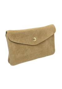 Pochette enveloppe en daim de couleur beige clair avec une finition texturée. Dotée d'un rabat arrondi et d'une fermeture à bouton-pression doré pour un maintien sécurisé.