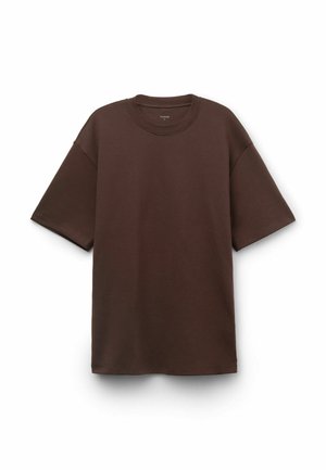 Camiseta marrón de manga corta extragrande con cuello redondo, diseño liso, mostrada extendida sobre un fondo blanco.