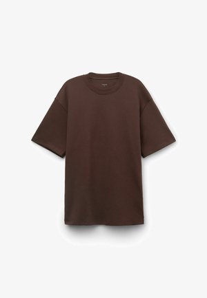 Camiseta marrón de manga corta extragrande con cuello redondo, diseño liso, mostrada extendida sobre un fondo blanco.