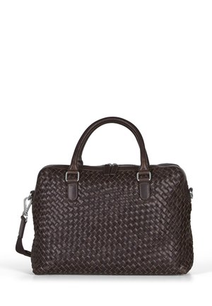 Borsa in pelle marrone con texture intrecciata, doppio manico superiore, tracolla regolabile e accessori in argento, dotata di chiusura zip.