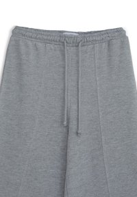 Graue Baumwoll-Sweatpants mit elastischem Bund und Kordelzug. Verfügt über vertikale Nähte und eine weiche Textur.