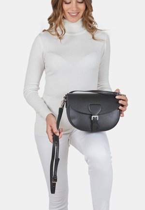 Borsa a tracolla in pelle nera con forma strutturata, pattina arrotondata, ferrature argentate e tracolla regolabile. Dettaglio della superficie testurizzata.