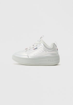 Sneaker bianca FILA con suola spessa, chiusura con lacci, dettagli di cucitura sottili e logo sul lato, linguetta e linguetta del tallone.