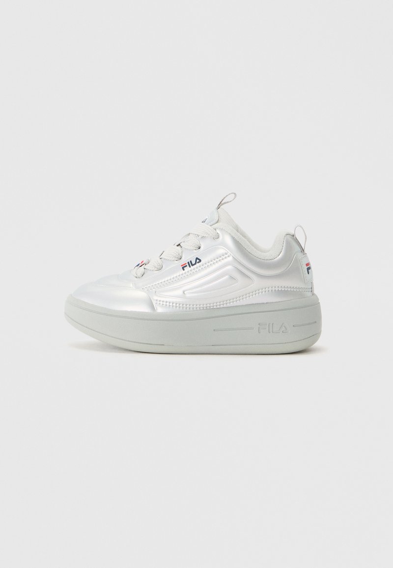 Baskets FILA blanches avec semelle épaisse, devant à lacets, détails de couture discrets et logo sur le côté, la languette et l'onglet au talon.