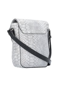 Borsa a tracolla in finta pelle di serpente argentata con una chiusura a pattina e una tracolla nera regolabile. Forma quadrata compatta, design elegante.