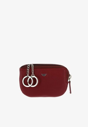 Petite pochette à pièces en cuir rouge foncé avec fermeture éclair et deux anneaux de clés en argent attachés par des chaînes.