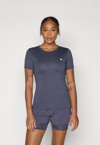Marineblauw atletisch T-shirt met korte mouwen, een ronde halslijn en een klein logo op de borst, gecombineerd met bijpassende shorts met een contrasterende tailleband.