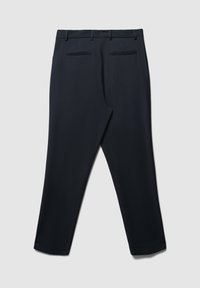 Pantaloni blu navy con una texture liscia, dotati di vita, passanti per cintura e due tasche posteriori, progettati con una vestibilità sartoriale e gambe dritte.