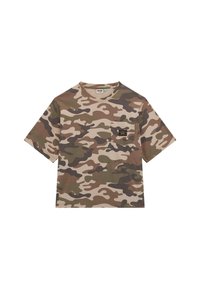 Camo t-shirt in tinten van groen en bruin met een zakdetail. Korte mouwen, comfortabele pasvorm, gemaakt van zachte katoen.