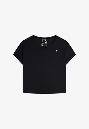 Camiseta negra recortada de manga corta, con cuello redondo, textura suave y pequeño logotipo en el lado izquierdo del frente.