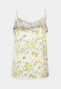 Camisola floral com padrões em amarelo, azul e branco. Feita de um tecido leve, apresenta alças finas e um decote com babados.