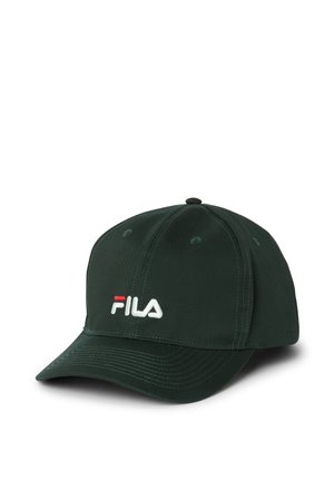 Czapka bejsbolowa w ciemnozielonym kolorze z zakrzywionym daszkiem i wyszywanym białym i czerwonym logo FILA na przednim panelu, prezentowana na białym tle.