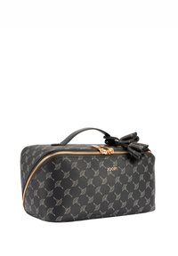 Neceser negro con acabado de cuero texturizado, con un diseño estampado, cremallera dorada y un adorno de lazo decorativo en el lateral.