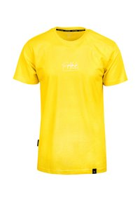 Gelbes Baumwoll-T-Shirt mit Rundhalsausschnitt, kurzen Ärmeln und weißem Logo-Print auf der Brust. Verfügt über ein schwarzes Etikett an der unteren linken Seite.