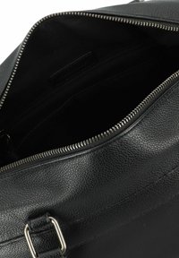 Mustasta nahasta valmistettu laukku, jossa on texturoitu pinta ja hopeanvärinen vetoketju. Laukussa on tilava sisätila sileällä vuorella ja sisätasku.