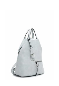 Sac à dos en cuir gris clair avec double poignées, poche zippée avant et une étiquette à pampilles attachée à une des poignées.