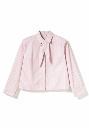 Svijetloružičasta bluza dugih rukava s bijelim okomitim prugama, kravatom oko ovratnika i manšetama na rukavima. Glatka tkanina i krojeni dizajn.