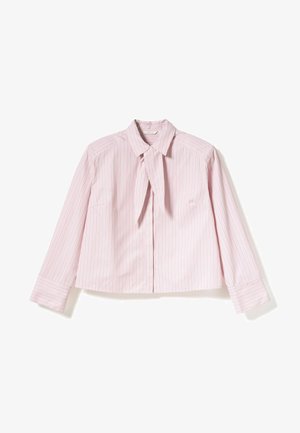 Světle růžová halenka s dlouhým rukávem a bílými svislými pruhy, s kravatou u límce a manžetami na rukávech. Hladká látka a střihaný design.