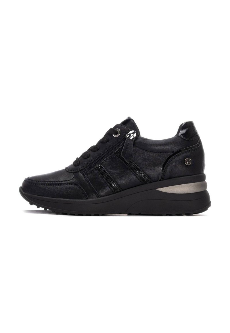 Sneaker in pelle nera con accenti testurizzati, design con lacci, cerniera laterale e una suola nera spessa con una striscia argentata sul tallone.