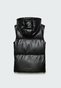 Chaleco acolchado negro con capucha, fabricado en un material brillante. Presenta un diseño acolchado con una textura suave y sin herrajes visibles.