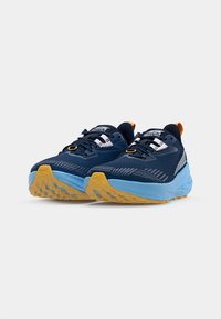 Trail-Laufschuhe mit einem oberteil in Marineblau, einer hellblauen Zwischensohle und einer gelben Außensohle. Verfügt über strukturierte Muster und reflektierende Akzente.