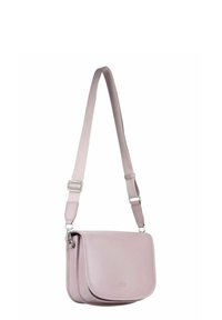 Sac bandoulière en cuir rose clair avec un rabat courbé, une sangle ajustable et des accents de quincaillerie argentés. Texture lisse avec un grain subtil.