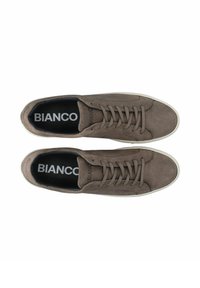 Sneaker in suede marrone con suola in gomma bianca, caratterizzati da una punta rotonda, lacci piatti e una fodera interna nera con logo "BIANCO".