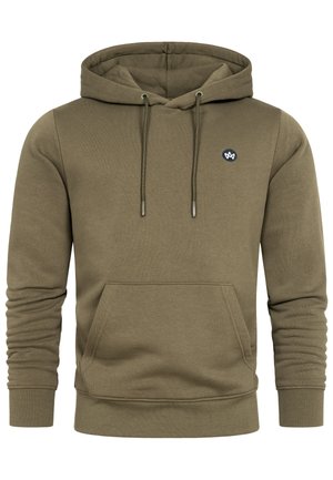 Sweat à capuche vert olive avec poche kangourou à l'avant, cordons de serrage, et petit logo circulaire noir et blanc sur la poitrine gauche.