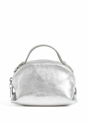 Piccola borsa a mano metallica argentata lucida con forma arrotondata, manico superiore e chiusura con zip su sfondo bianco.
