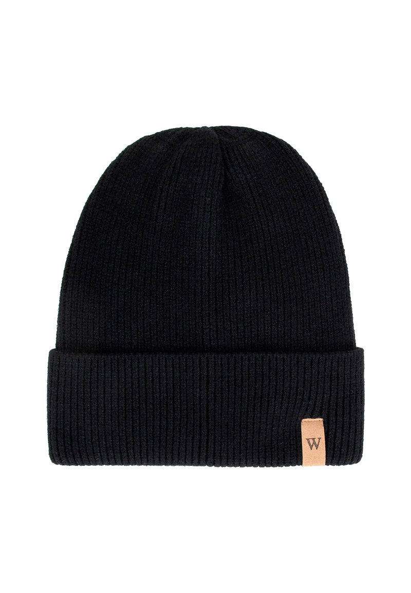 Berretto nero lavorato a maglia con una texture a coste, caratterizzato da un risvolto piegato e una piccola etichetta rettangolare in pelle con la lettera "W" sul lato.