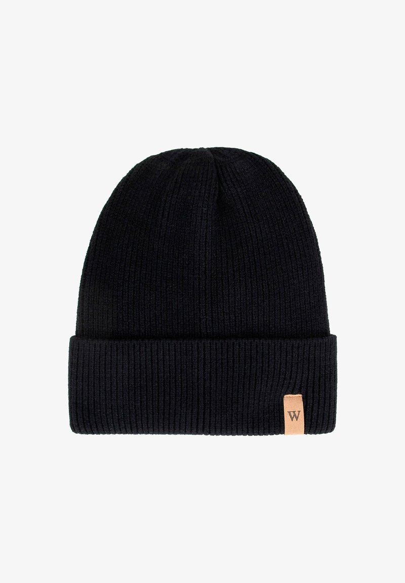 Berretto nero lavorato a maglia con una texture a coste, caratterizzato da un risvolto piegato e una piccola etichetta rettangolare in pelle con la lettera "W" sul lato.