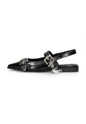 Scarpa flat slingback in pelle nera con punta affusolata, dettagli con fibbia argentata e una texture liscia. Tacco basso e design minimalista.