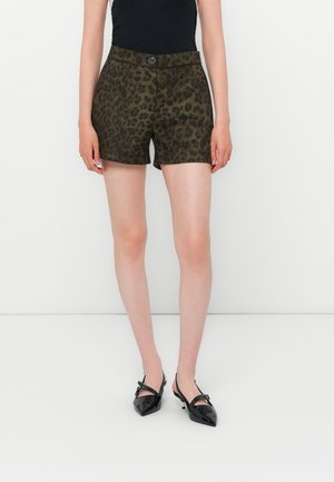 Shorts olive green avec un motif léopard, dotés d'une fermeture à bouton sur le devant et de passants de ceinture. Tissu lisse et coupe ajustée.