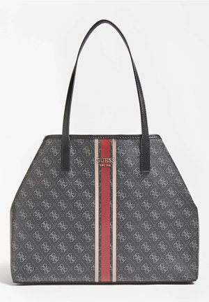 Sac cabas gris Guess avec anses en cuir noir, motif monogramme et bandes verticales centrales rouges et beige.