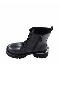 Czarny skórzany botek za kostkę z sznurówkami z przodu, bocznym zamkiem błyskawicznym, grubą platformą i metalicznym akcentem na obcasie. Posiada teksturowane przeszycia.