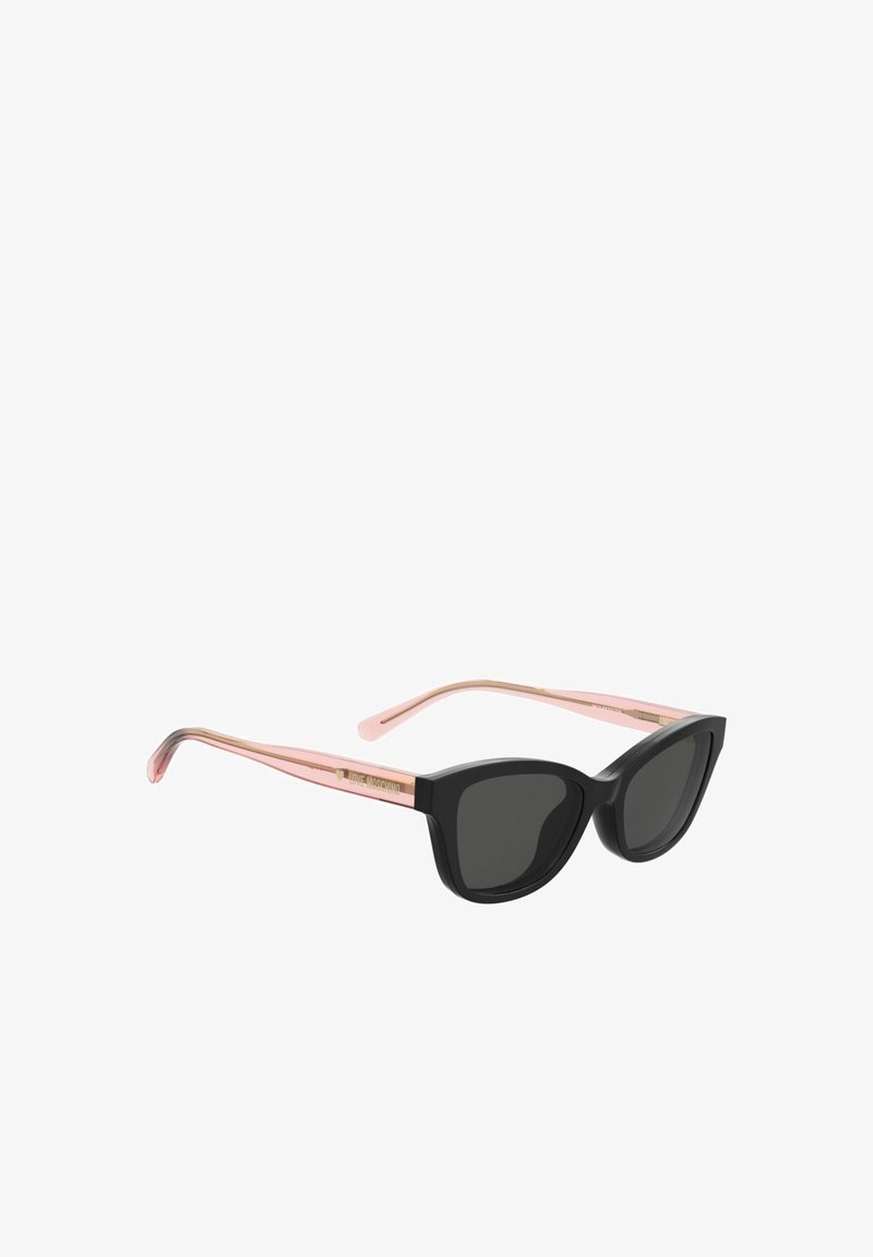 Occhiali da sole a forma di occhio di gatto con montatura in plastica nera, lenti scure e stanghette trasparenti rosa con dettaglio logo. Design elegante e moderno.