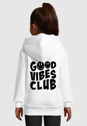 Biela mikina s kapucňou a veľkým čiernym grafickým textom na chrbte s nápisom "GOOD VIBES CLUB," doplnená o úsmevné tváre. Mäkká tkanina, dlhé rukávy.