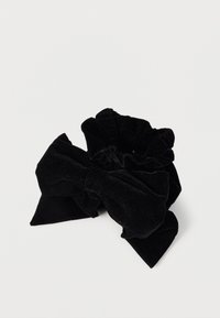 Μαύρο βελουτέ scrunchie με μεγάλο φιόγκο, μαλακή υφή και ελαφρώς γυαλιστερό φινίρισμα, ιδανικό για στερέωση των μαλλιών.