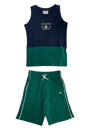 Top senza maniche blu navy e verde con scritta "Champion 1919" e pantaloncini verdi abbinati con coulisse bianca e righe laterali, logo Champion su entrambi.