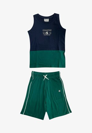 Top senza maniche blu navy e verde con scritta "Champion 1919" e pantaloncini verdi abbinati con coulisse bianca e righe laterali, logo Champion su entrambi.