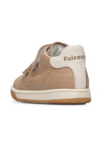 Beige Leder-Kinderschuh mit strukturierter Oberfläche, weißer Ferse, durchbrochenen Details und einer hellbraunen Gummisohle. Mit Klettverschluss.