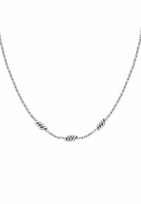 Collana in argento con tre accenti metallici intrecciati e un accento con piccole pietre trasparenti, che presenta una superficie liscia e una finitura lucida.