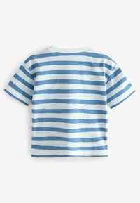 Blau-weiß gestreiftes kurzärmliges T-Shirt mit rundem Halsausschnitt und einer weichen Baumwolltextur. Die horizontalen Streifen variieren in der Breite.