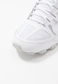 Nike Performance REAX 8 TR - Træningssko - white/pure platinum