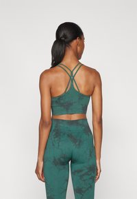 ICANIWILL DEFINE SEAMLESS TIE DYE BRA - Medium support sports bra - hunter green