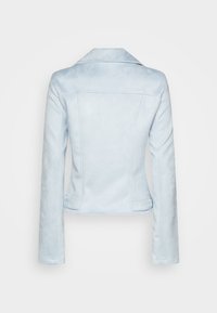 Giacca in finta suede blu chiaro con una vestibilità sartoriale, colletto a punte e maniche lunghe. Presenta cuciture e due dettagli posteriori per un aspetto strutturato.