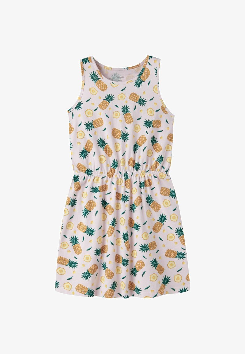 Robe rose sans manches avec taille élastique, décorée d'un motif d'ananas entiers et tranchés avec des feuilles vertes.