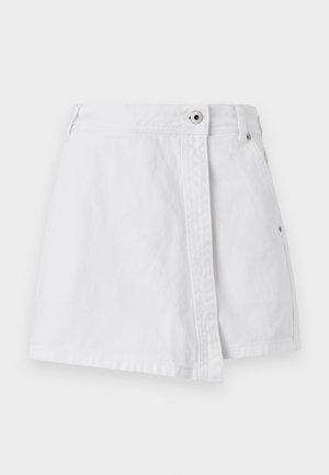 Weiße Denim-Minirock mit einem Frontknopfverschluss, gerader Schnitt und dezenten Nähten. Besitzt eine saubere, glatte Textur.