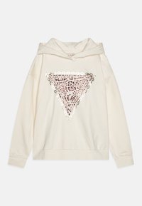 Un sweat à capuche crème avec un logo triangulaire Guess imprimé léopard entouré d'un design de chaîne métallique sur le devant, des manches longues et une capuche.